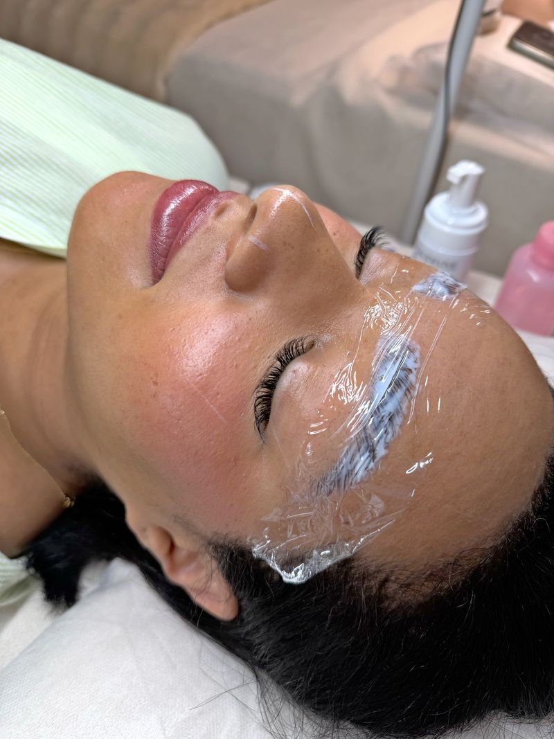 Ламинирование бровей: брови фиксируются под плёнкой, Shella Nails & Lashes, Дананг