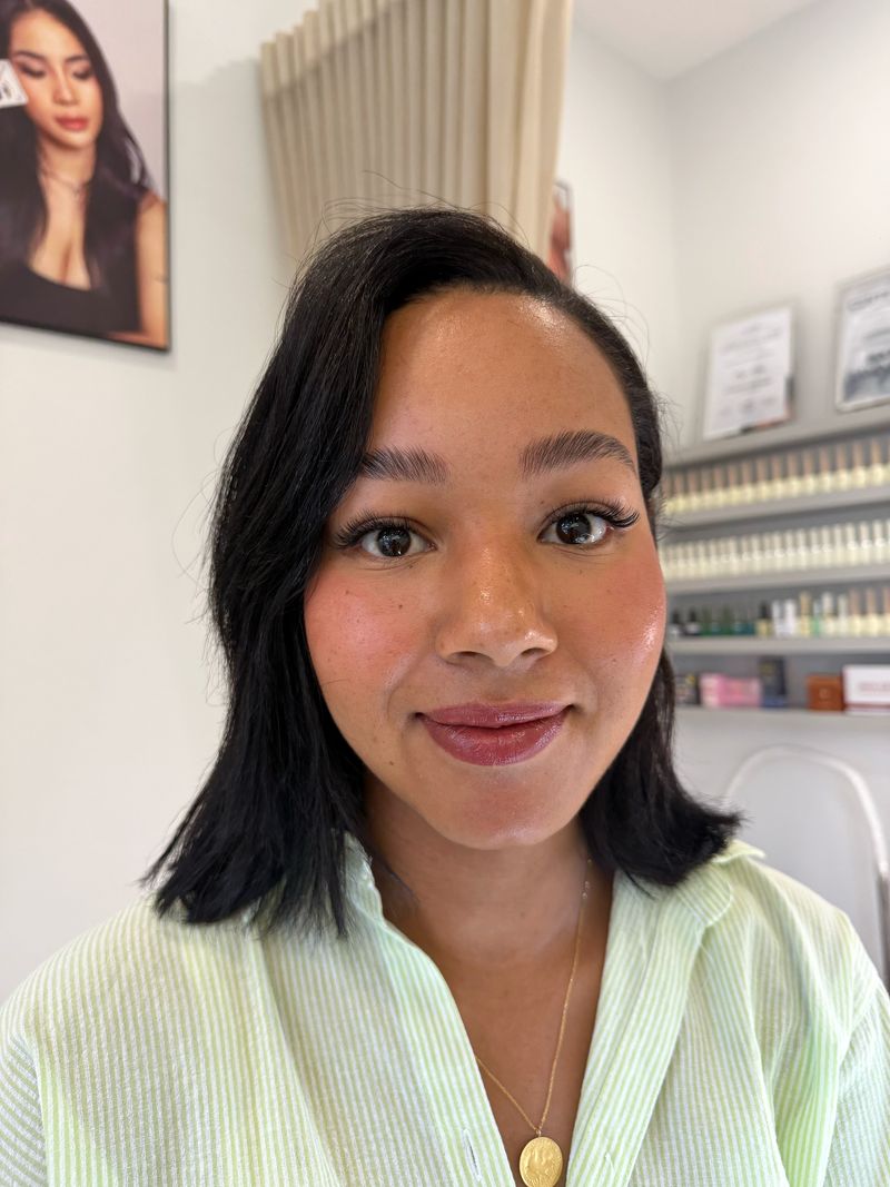Гостья улыбается после процедуры для ресниц, Shella Nails & Lashes, Дананг