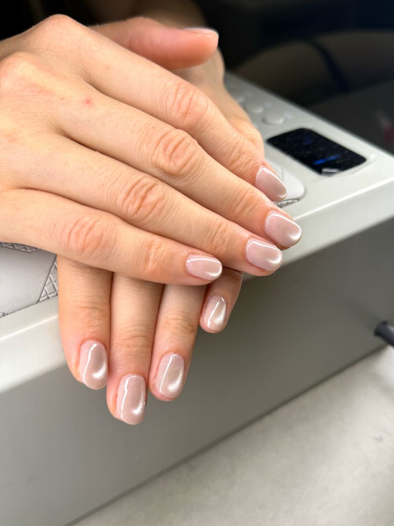 Короткие миндалевидные ногти с нежно-розовым зеркальным покрытием, Shella Nails & Lashes, Дананг