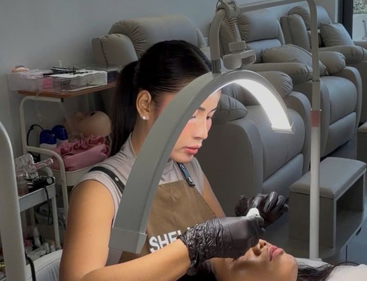 Giảng viên Shella thực hành dưới đèn vòng